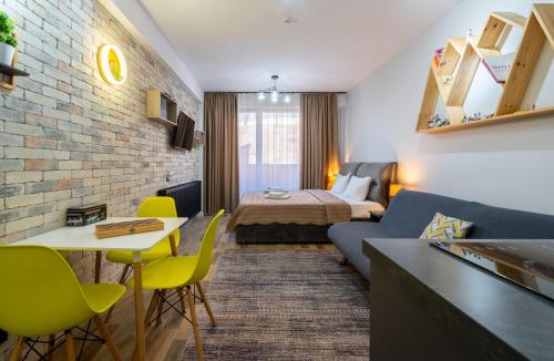 古多里New Gudauri - Feel Like a Kid - Cozy Apartment的一间酒店房间，里面有一张床和一张沙发