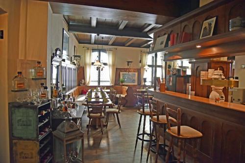 a restaurant with a bar with a lot of chairs at Altstadthotel Garni Schlundhaus & Rautenkranz in Meiningen