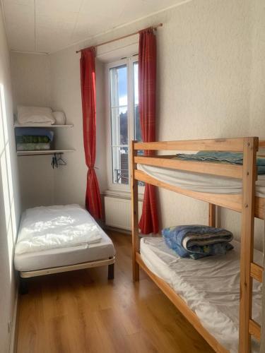 a room with two bunk beds and a window at Villa Ramuntcho in La Bourboule