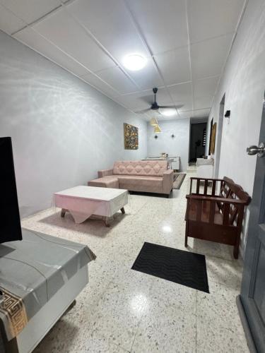 En eller flere senge i et værelse på Bukit Permai Homestay