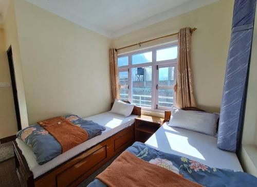 En eller flere senge i et værelse på Royal Himalaya Hotel & Lodge