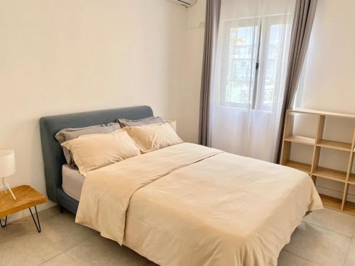 Un dormitorio con una cama y una ventana en Tempus Central - Bazaar Metro Supermarket Resto, en Quatre Bornes