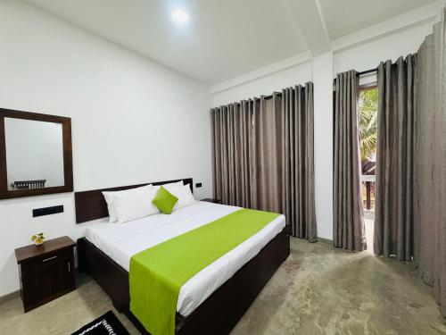 En eller flere senge i et værelse på Sashini Beach House