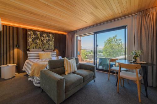 Χώρος καθιστικού στο Lake Serenity by Ohana- Lake & Church Views Studio