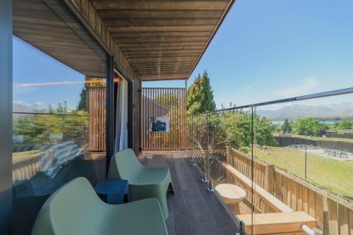 Μπαλκόνι ή βεράντα στο Lake Serenity by Ohana- Lake & Church Views Studio