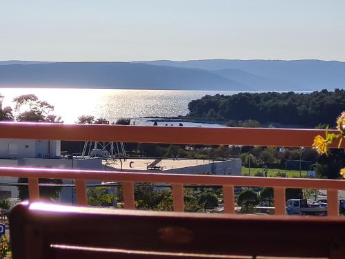 balcone con vista sulla spiaggia e sull'oceano di Casa Croatia a Punat