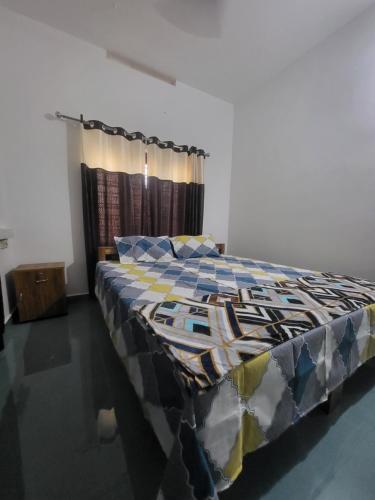 Postel nebo postele na pokoji v ubytování Pranavam Home Stay