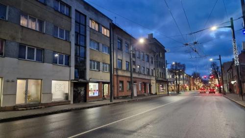 een lege straat 's nachts met gebouwen bij Kaunas Studios - RentA Studio 16 in Kaunas