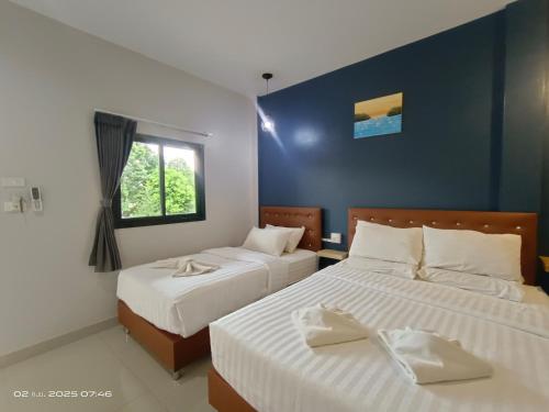 una camera da letto con due letti e una finestra di ดาธชา ลอฟท์วิว a Seka