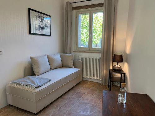 un soggiorno con un divano e un tavolo di Mia Piccola Casina ad Arcevia