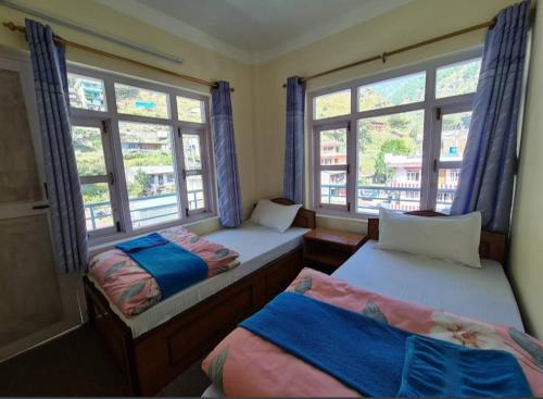 Giường trong phòng chung tại Royal Himalaya Hotel & Lodge