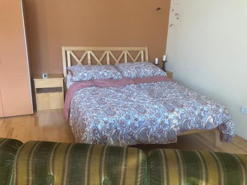 a bedroom with a bed and a couch at Ferienwohnung Weißenstein in Weissenstein