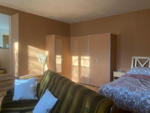 a living room with a couch and a bed at Ferienwohnung Weißenstein in Weissenstein