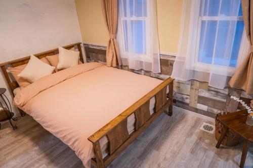 una camera con letto e struttura in legno di comma, here 