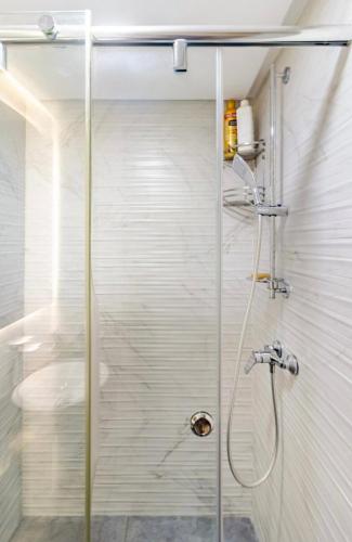 a shower with a glass door in a bathroom at Large Comfort Duplex Casablanca Center in LʼOasis