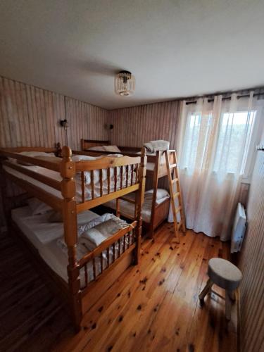 a room with two bunk beds and a window at Logement 48m2- 2 chambres in Orcières
