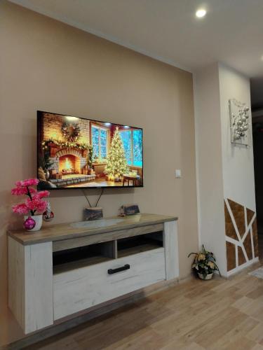 een flatscreen-tv aan een muur in een woonkamer bij Sarajevo Old Town 1 in Sarajevo