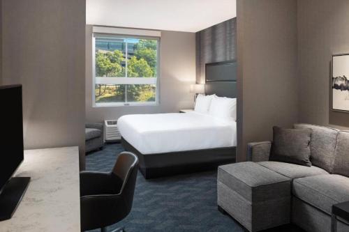 O zonă de relaxare la Fairfield Inn & Suites by Marriott Boston Waltham