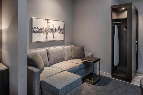 O zonă de relaxare la Fairfield Inn & Suites by Marriott Boston Waltham