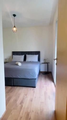 a bedroom with a bed and a wooden floor at Studio de standing à maarif in Maarif