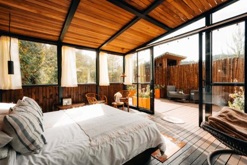 En eller flere senge i et værelse på Forest El Retiro, cabañas en el bosque