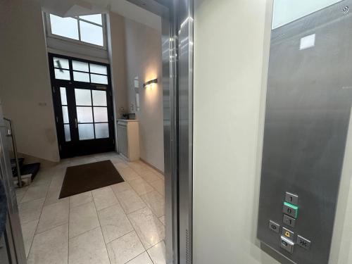 een badkamer met douche en glazen deur bij Apartments Old City Center in Wenen