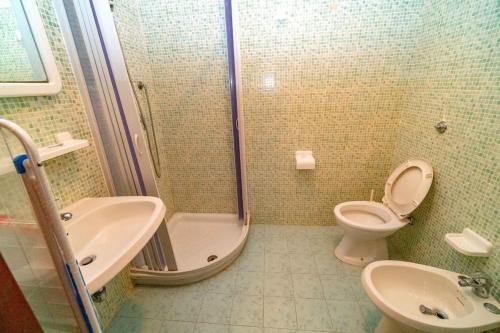 Phòng tắm tại Rifugio Manaccora - Appartamento con piscina, parcheggio e mare