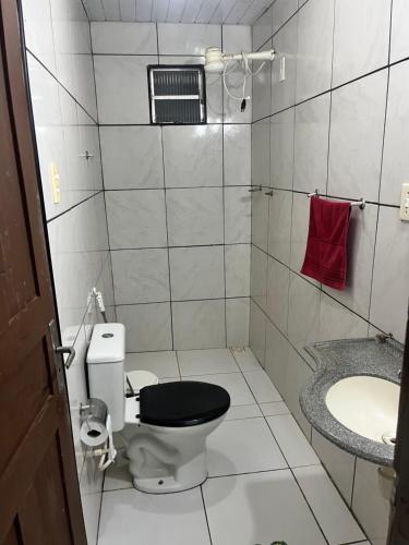 ein kleines Badezimmer mit Toilette und Waschbecken in der Unterkunft Chácara do Sossego in Viçosa do Ceará