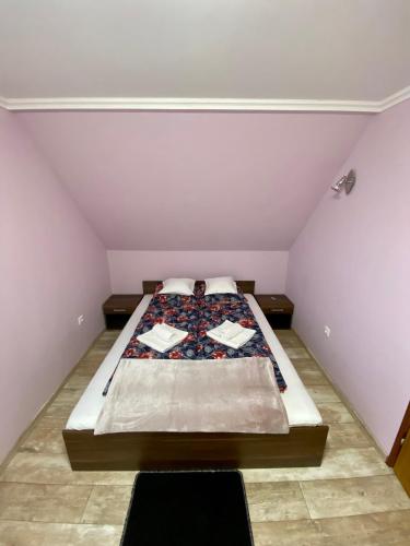 a bedroom with a bed in a attic at Fanni Vendégház in Mesteri