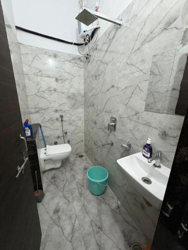 Et badeværelse på Fully Private 1BHK Couple Friendly - VibeStay