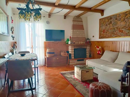 ein Wohnzimmer mit Sofa und Tisch in der Unterkunft Casa Zuzu in Ovindoli