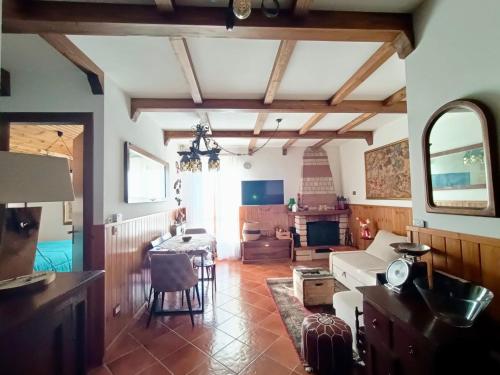 ein großes Wohnzimmer mit einem Tisch und Stühlen in der Unterkunft Casa Zuzu in Ovindoli