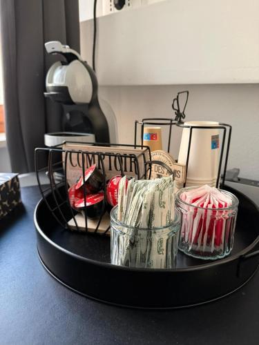 una bandeja llena de dinero encima de una mesa en Giuditta Room, en Cirié