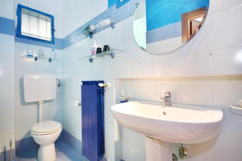 ein Badezimmer mit Waschbecken, Toilette und Spiegel in der Unterkunft Charming and Cozy House in Florence in Florenz