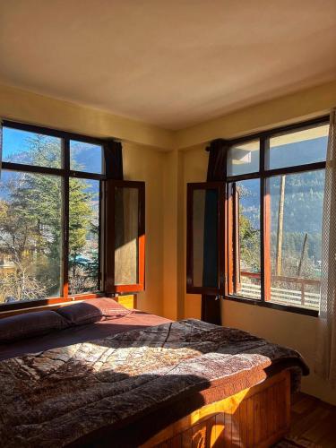 Φωτογραφία από το άλμπουμ του Himalayan Heist σε Jāmb