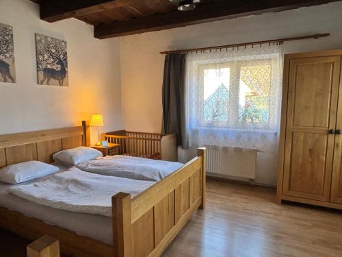 een slaapkamer met twee bedden en een raam bij Chata Moja in Liptovský Trnovec