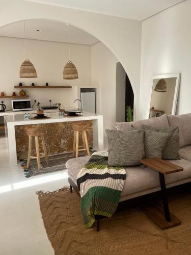 un soggiorno con divano e cucina di Chalet with a modern bohemian design a Riyad