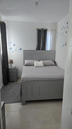 een slaapkamer met een groot bed en blauwe sterren op de muur bij 4 vecinos in Santiago de los Caballeros