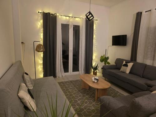 Black N' White Cozy Housegarden