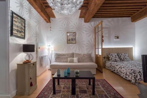 - un salon avec un lit et une table basse dans l'établissement Le 27 L, à Lyon