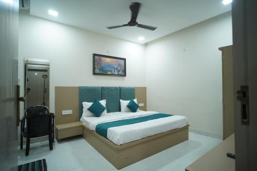 een slaapkamer met een bed en een plafond bij Hotel Shri Radha Sneh 500 Mtrs From Shri Krishna Janma Bhumi Mathura in Mathura