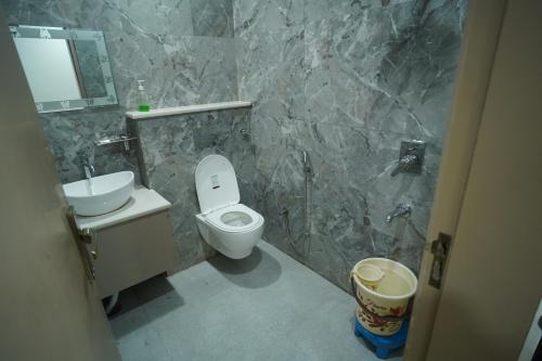 een badkamer met toilet en wastafel bij Hotel Shri Radha Sneh 500 Mtrs From Shri Krishna Janma Bhumi Mathura in Mathura