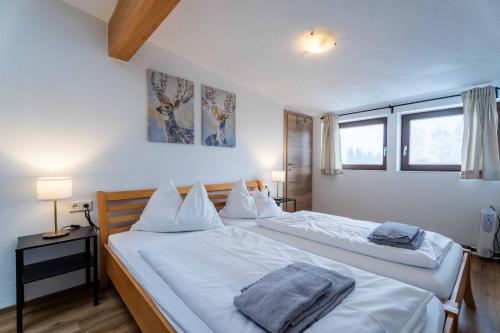 En eller flere senge i et værelse på Chalet Gretl by we rent