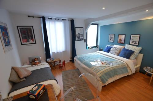 Un dormitorio con una cama grande y un sofá. en La Musicale, en Rouen