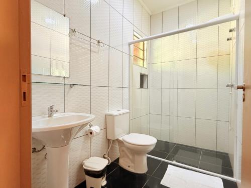 une salle de bains avec toilettes et lavabo dans l'établissement Montinni Pousada, à Socorro