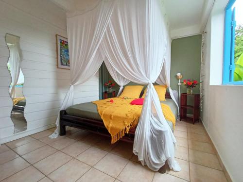 Postel nebo postele na pokoji v ubytování Villa Fleurs d'Air en côte sous le vent