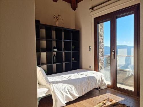 En eller flere senge i et værelse på Arachova The View Maisonette by Ski ALure