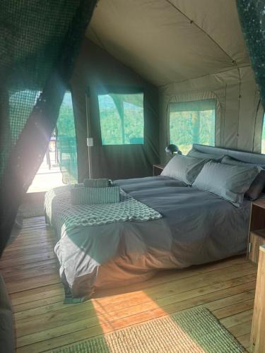 En eller flere senge i et værelse på Askop Tented Escape & Adventure