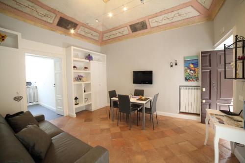 Donna Sofi Naples