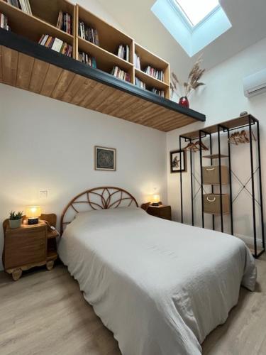 Postel nebo postele na pokoji v ubytování Appartement d'Artiste au cœur des ruelles médiévales